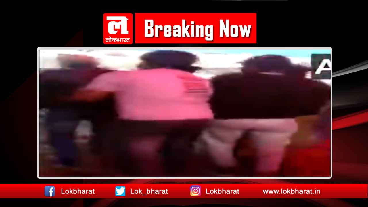 शाहीन बाग़ प्रदर्शनकारियों से बात करने पिस्तौल लेकर पहुंचा शख्स, भीड़ ने पकड़ा