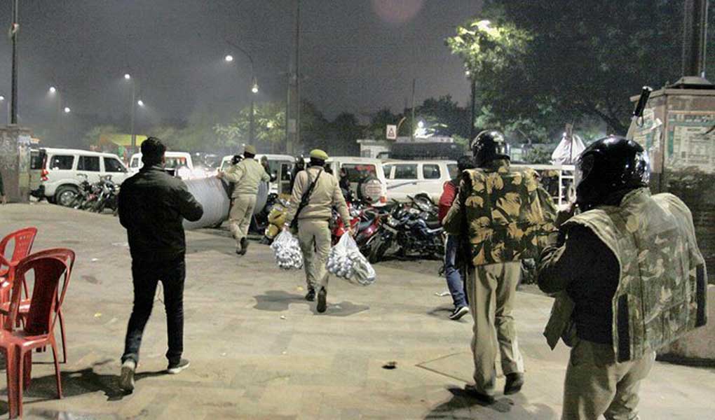 सीएए: लखनऊ में प्रदर्शन जारी, सर्द रात में पुलिस ने महिलाओं के कंबल छीने