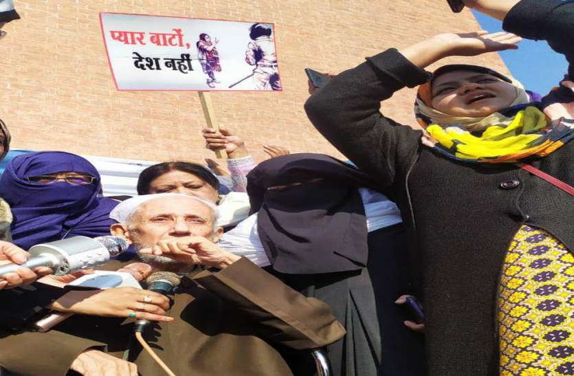 सीएए के खिलाफ आंदोलन में शामिल होने व्हील चेयर पर पहुंचे मौलाना कल्बे सादिक