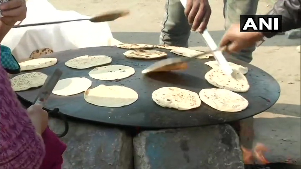 शाहीन बाग़: पंजाब के किसानो ने धरना स्थल पर पकाया लंगर