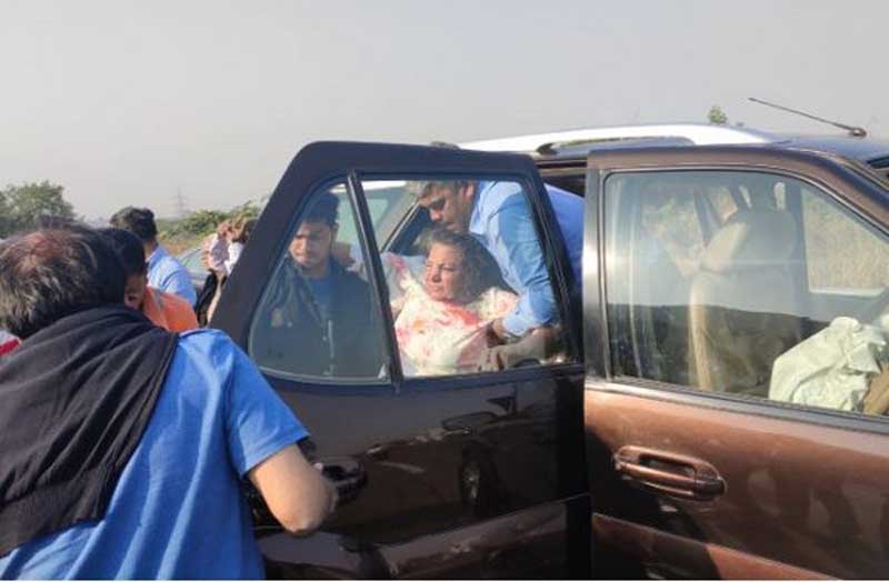 फिल्म अभिनेत्री शबाना आज़मी सड़क दुर्घटना में घायल