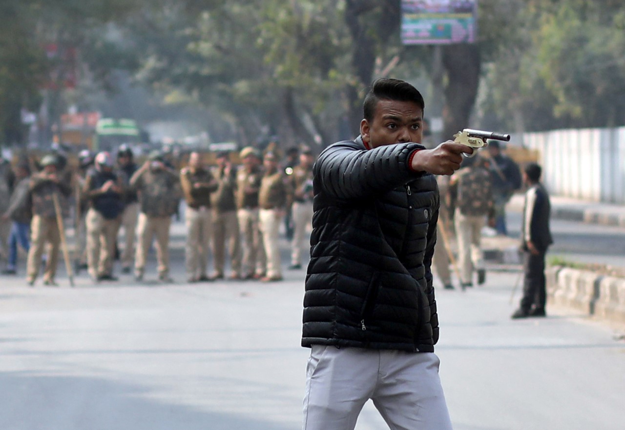 जामिया: गोली चलाने वाले युवक के बैग से पुलिस को मिली संदिग्ध सामिग्री!