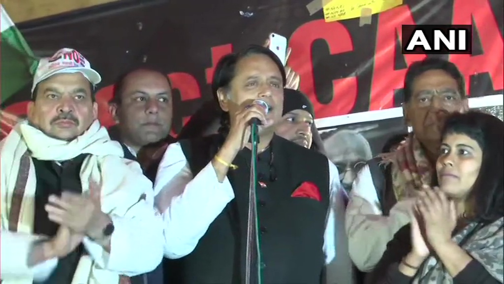 जामिया और शाहीन बाग़ पहुंचे कांग्रेस सांसद शशि थरूर, जाम में फंसे तो पैदल चलकर पहुंचे