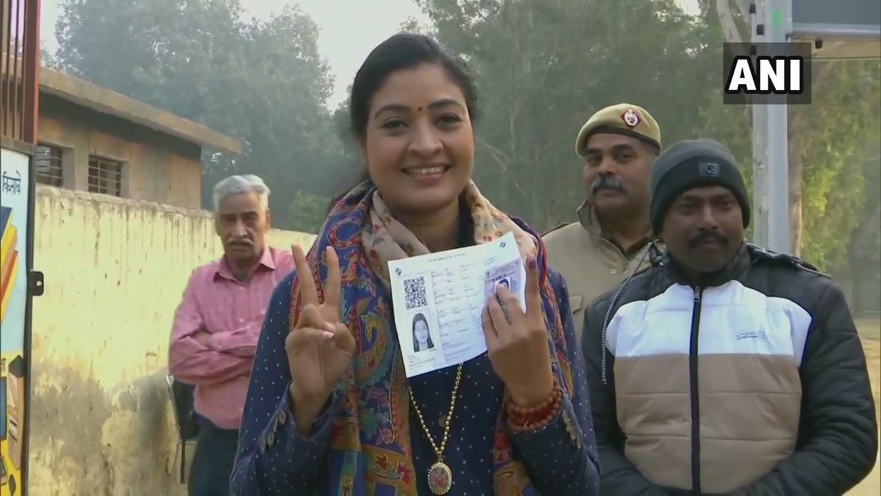 दिल्ली की 70 सीटों पर मतदान जारी, चांदनी चौक में आप कार्यकर्ता से भिड़ीं अलका लांबा