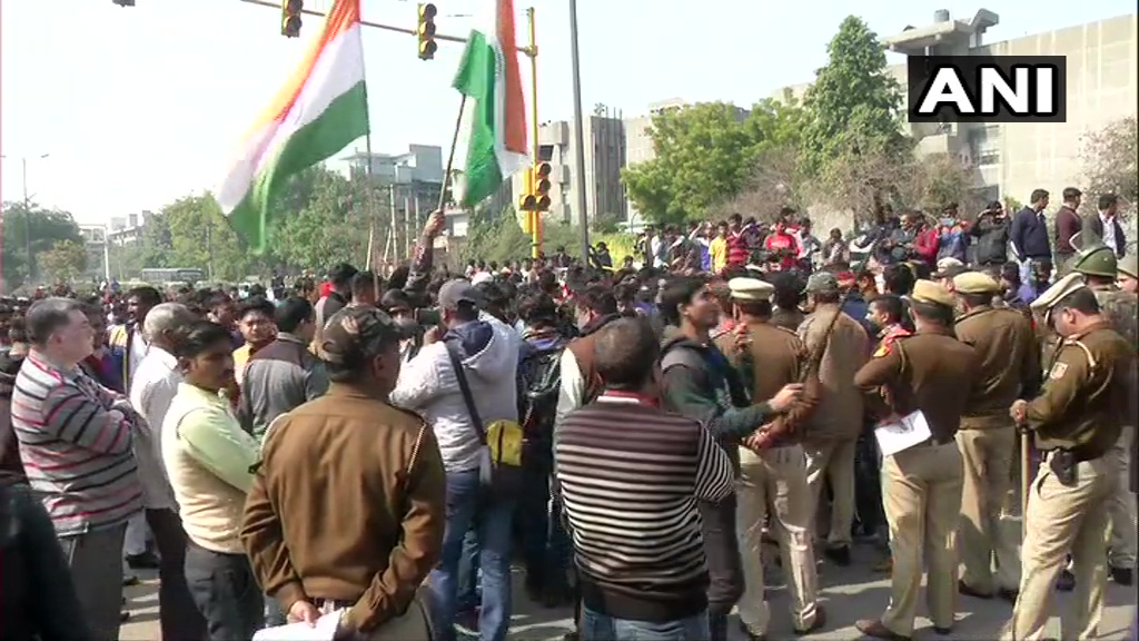 शाहीन बाग़: तनाव के बीच हिन्दू संगठनों से जुड़े लोगों का प्रदर्शन, पुलिस ने बसों में भरकर भेजा