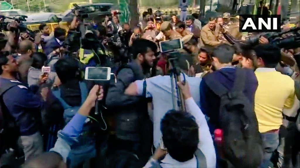 डा कफील की रिहाई की मांग को लेकर जामिया के छात्रों का यूपी भवन पर प्रदर्शन