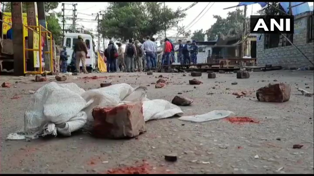 सीएए के खिलाफ प्रदर्शन के दौरान अलीगढ़ में थाने पर पथराव, 24 घंटे के लिए इंटरनेट बंद