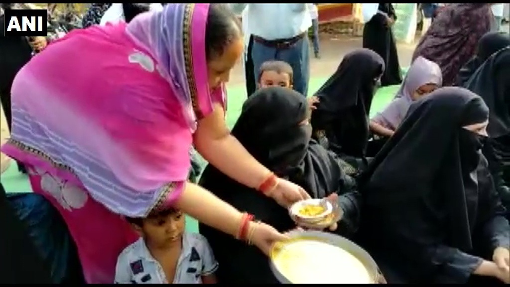 सीएए: औरंगाबाद में प्रदर्शनकारियों के लिए खाना बनाकर ला रहीं हिन्दू महिलाएं