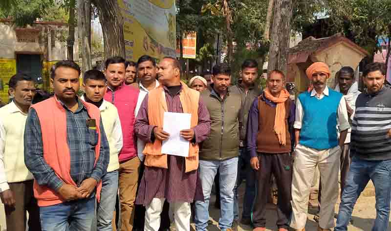 आवारा पशुओं के खिलाफ फूटा किसानों का गुस्सा, प्रशासन को दी धरने की चेतावनी