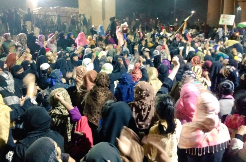 शाहीन बाग़ की तर्ज पर जाफराबाद और चांदबाग में भी सड़क पर बैठी महिलाएं, मेट्रो स्टेशन बंद