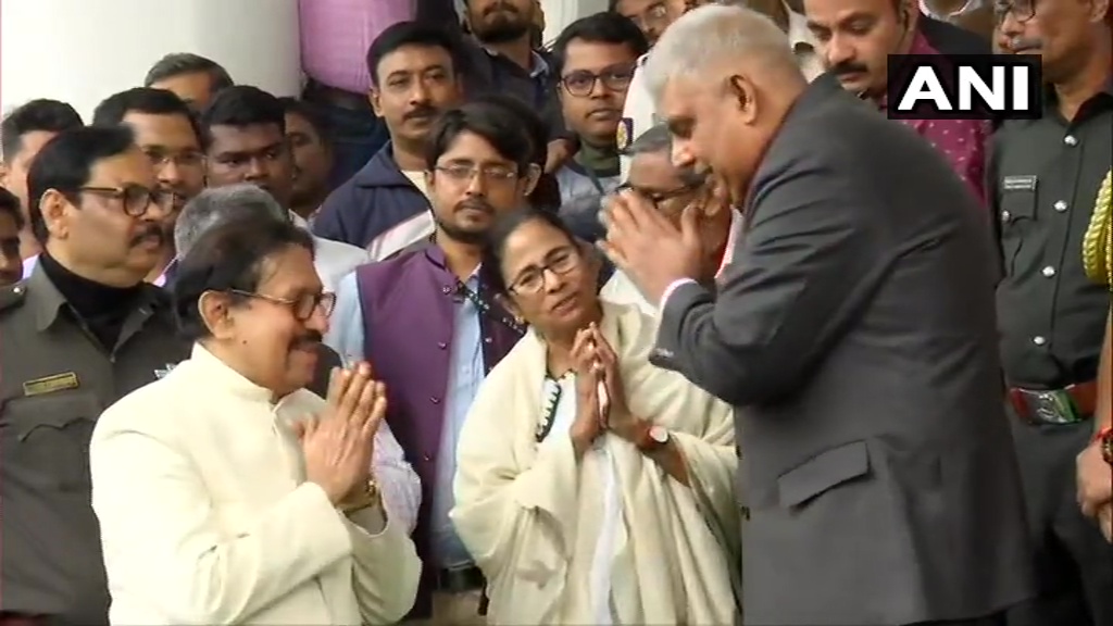 आखिरकार ममता ने राज्यपाल से पढ़वा ही लिया राज्य सरकार का लिखा अभिभाषण