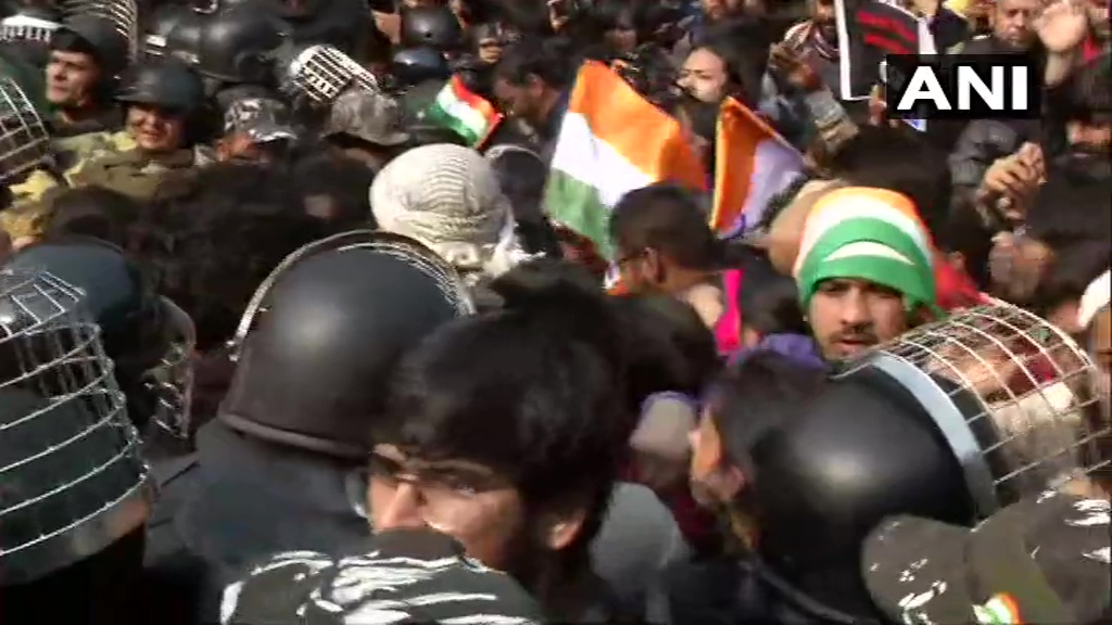 Live: सीएए-एनआरसी के खिलाफ जामिया से संसद तक मार्च, सुरक्षा बलों द्वारा रोका गया