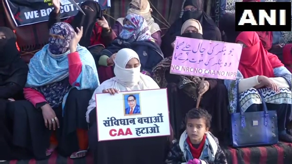 सीएए के खिलाफ प्रदर्शन कर रही महिलाओं पर पुलिस ने किया लाठीचार्ज