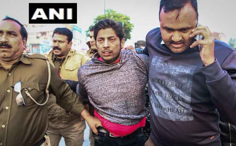 शाहीन बाग: युवक ने की फायरिंग, पुलिस ने हिरासत में लिया