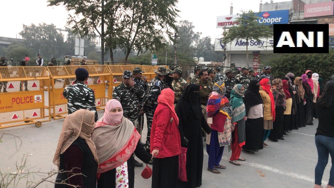 शाहीन बाग़: फायरिंग करने वाला उग्र हिंदुत्व का समर्थक, महिलाओं ने बनाई मानव श्रंखला