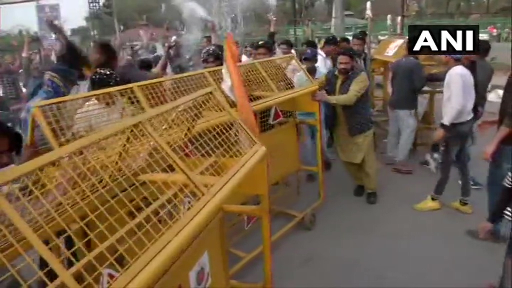 शाहीन बाग़: प्रदर्शनकरियों में नहीं बनी एक राय, फिर बंद किया नोएडा-फरीदाबाद मार्ग