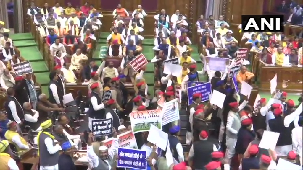 सीएए और एनआरसी के खिलाफ विपक्ष का विधानसभा में प्रदर्शन