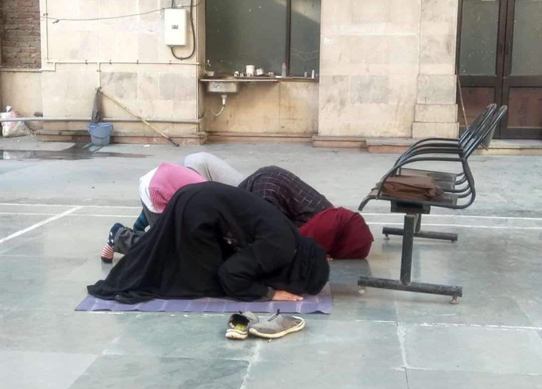 जामिया की छात्राओं ने थाने में की नमाज़ अदा