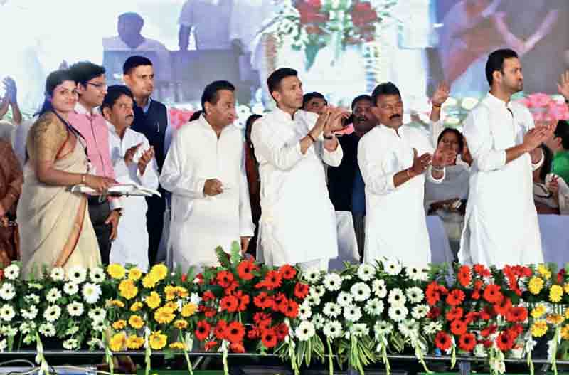 नगरनिगम चुनाव से पहले बीजेपी को झटका, तीन बीजेपी नेताओं ने थामा कांग्रेस का हाथ