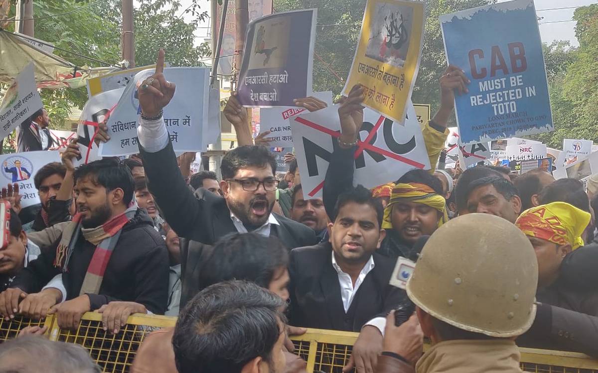 सीएए के खिलाफ प्रदर्शन करने वालो को यूपी सरकार ने दिया 50-50 लाख के बॉन्ड भरने का नोटिस