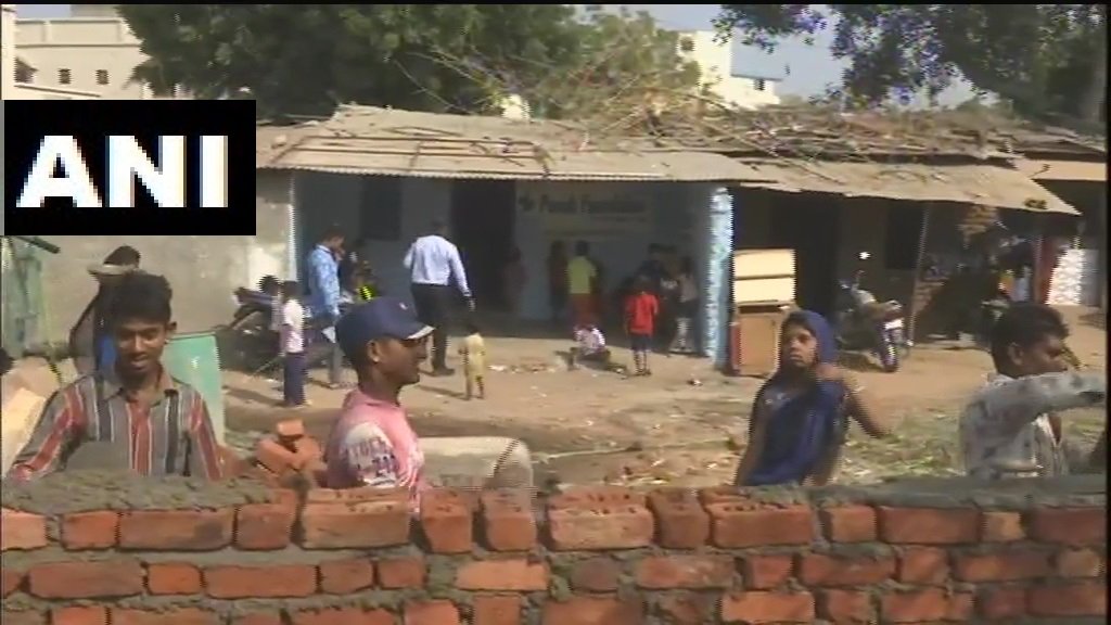 ट्रंप से झुग्गियां छिपाने के लिए सड़क के सहारे खड़ी की जा रही दीवार