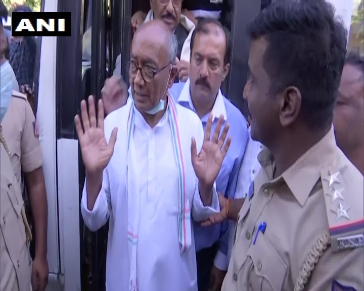 बागियों से मिलने बेगंलुरु पहुंचे दिग्विजय, पुलिस ने हिरासत में लिया, भूख हड़ताल पर बैठे