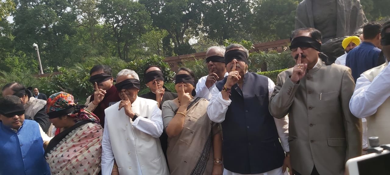 दिल्ली हिंसा पर संसद परिसर में प्रदर्शन, लोकसभा दो बजे तक स्थगित