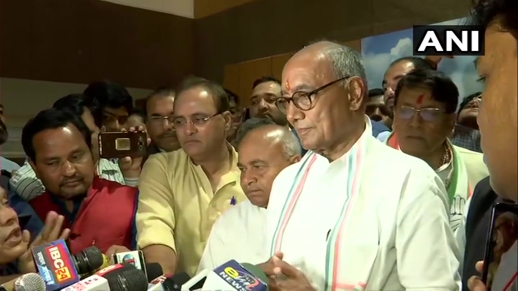 दिग्विजय ने राज्य सभा के लिए नामांकन भरा, बागी विधायकों को लेकर कही ये बात