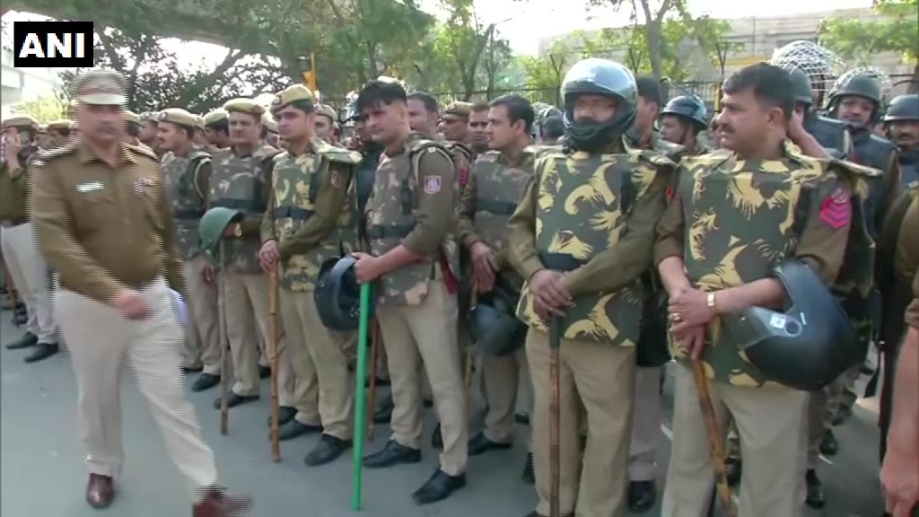 शाहीन बाग़ में भारी पुलिसबल तैनात, धारा 144 लागू