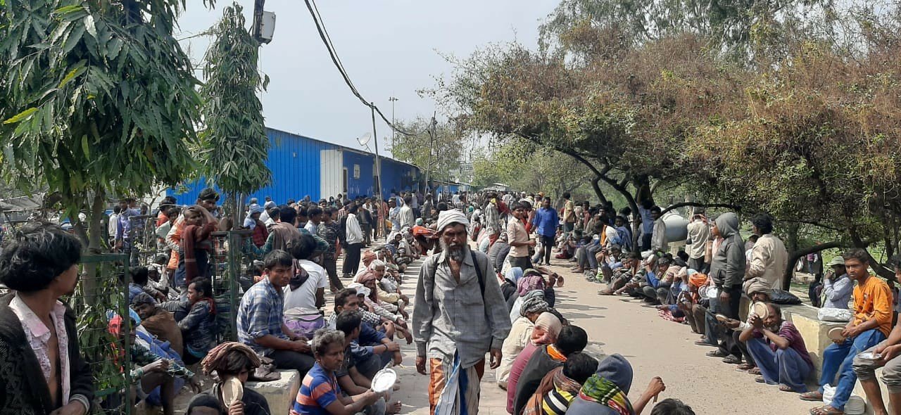 दिल्ली में फंसे हैं सैकड़ो लोग, खर्च को पैसे नहीं, ट्रेन बंद होने से वापस नही जा सकते घर