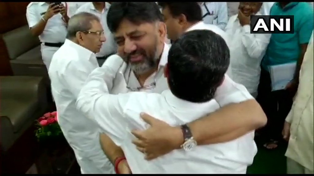 कांग्रेस-जेडीएस के बागियों का बीजेपी में घुटने लगा दम, घर वापसी की तैयारी