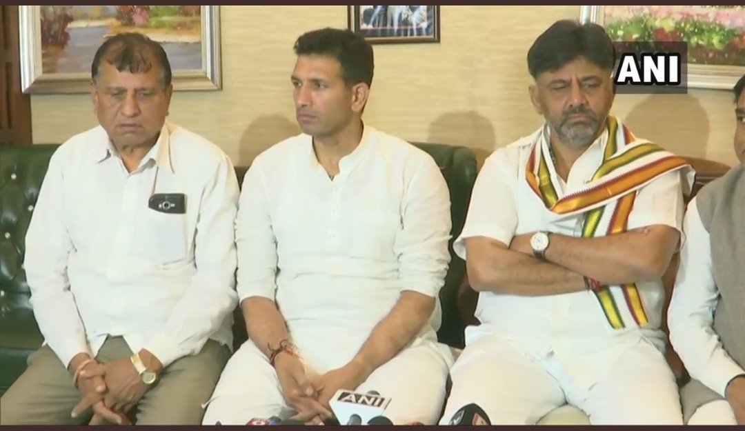 बागी विधायकों से मिलने बेंगलुरु पहुंचे जीतू पटवारी की पुलिस से हाथापाई