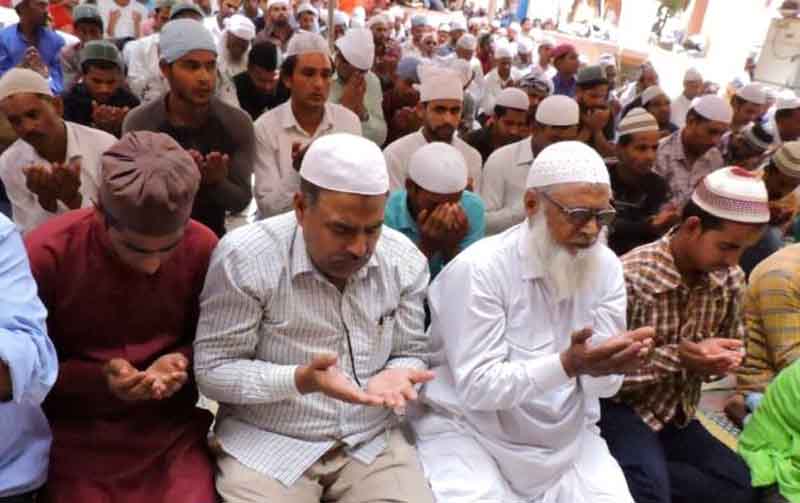 जुमे की नमाज़ में नहीं दिखा कोरोना फेक्टर, आम दिनों की तरह अदा हुई नमाज़