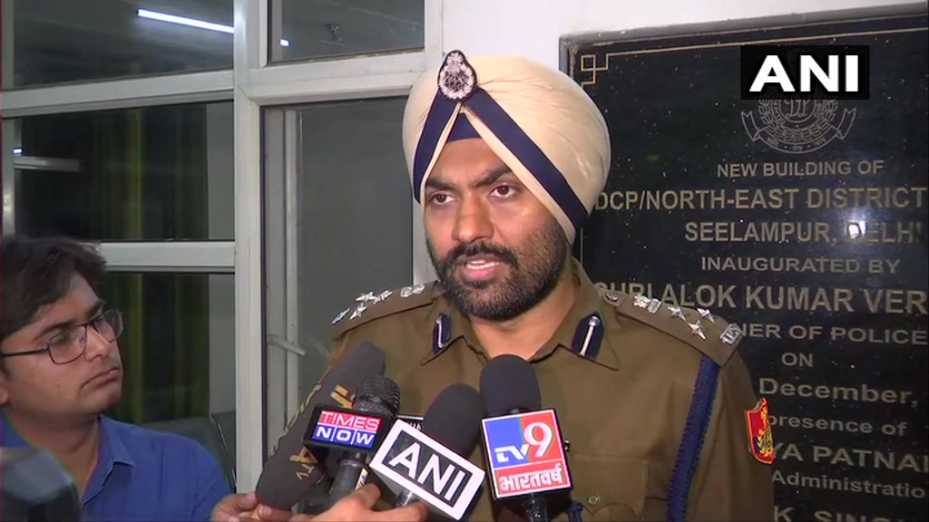 अफवाहों से दिनभर रहा अफरा तफरी का माहौल, दिल्ली पुलिस ने कहा ‘शांति कायम’