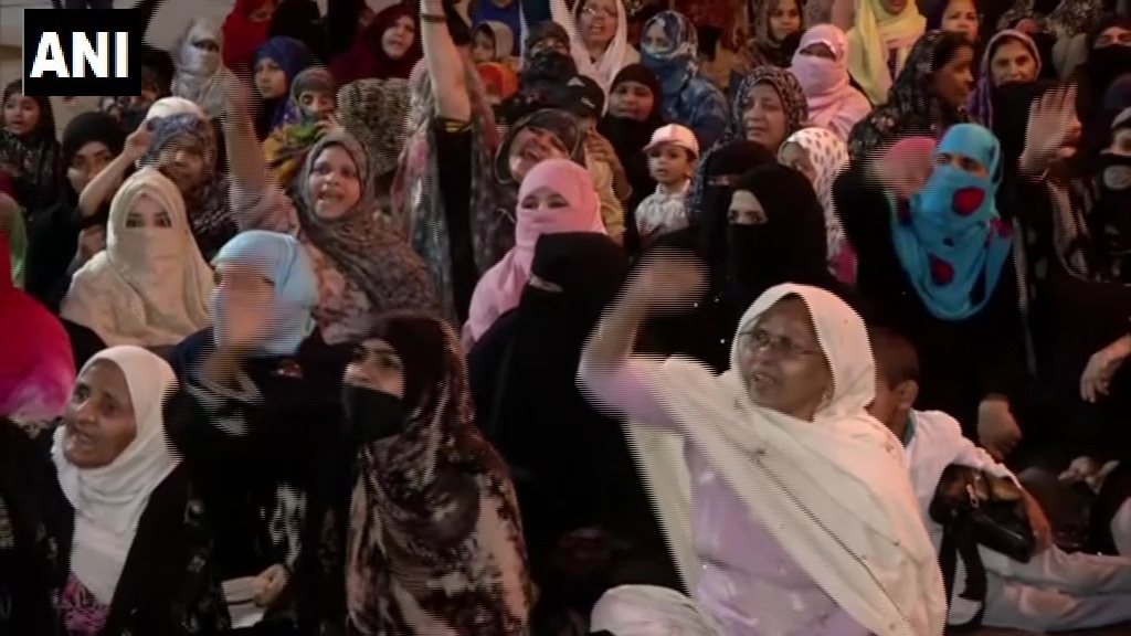 50 से ज्यादा लोगों के इकट्ठा होने पर रोक, शाहीन बाग़ की महिलाओं ने कहा ‘जारी रहेगा आंदोलन’