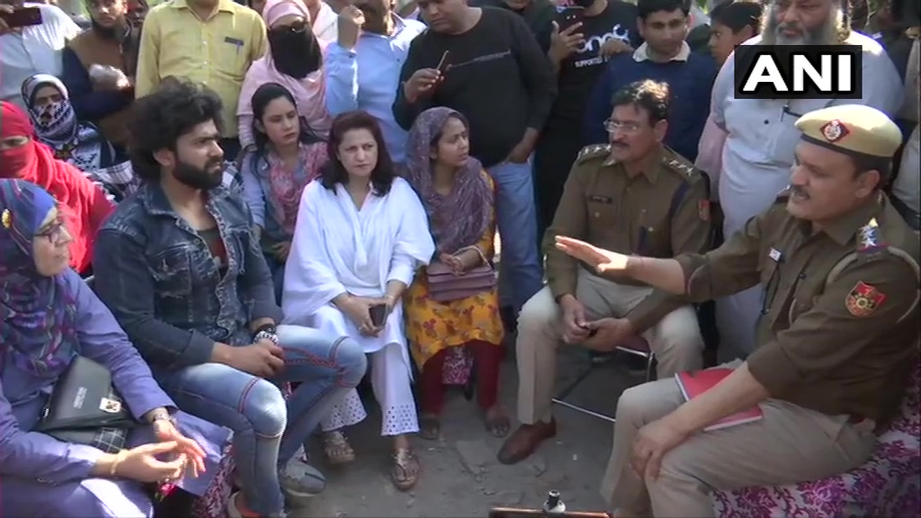 कोरोना वायरस: प्रदर्शन समाप्त करने की अपील के साथ शाहीन बाग़ पहुंचे पुलिस अधिकारी