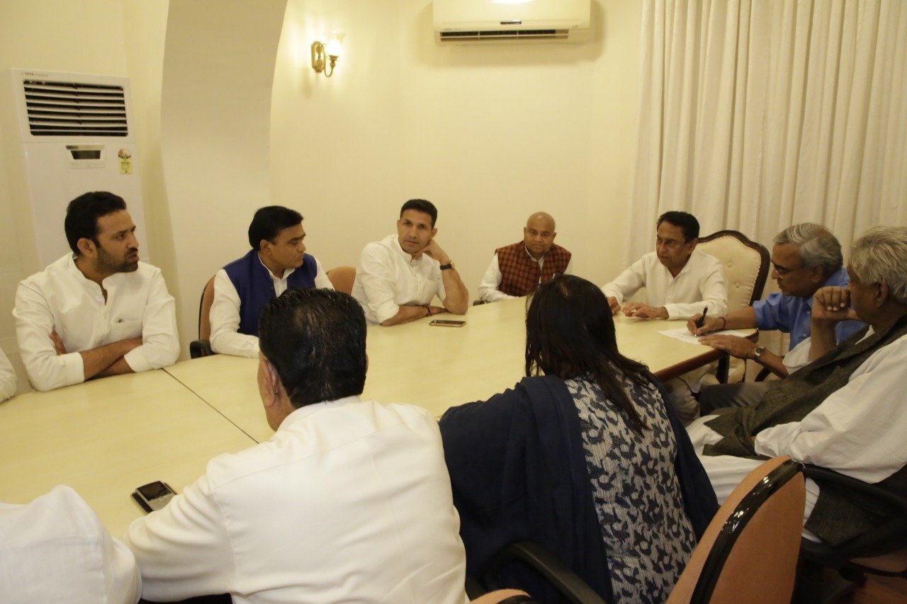 दो राजाओं की लड़ाई में फंसे कमलनाथ, 20 मंत्रियों से लिए इस्तीफे