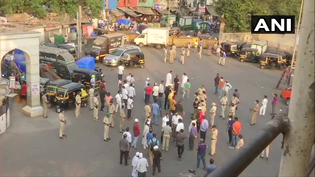 सैकड़ो प्रवासी मजदूर बांद्रा स्टेशन पहुंचे, घर वापस जाने की ज़िद्द