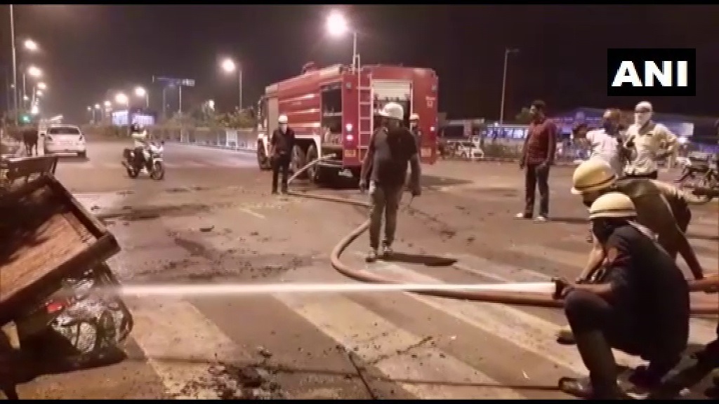 प्रवासी मजदूरों का टूटा सब्र का बांध, लॉकडाउन तोड़कर प्रदर्शन, तोड़फोड़