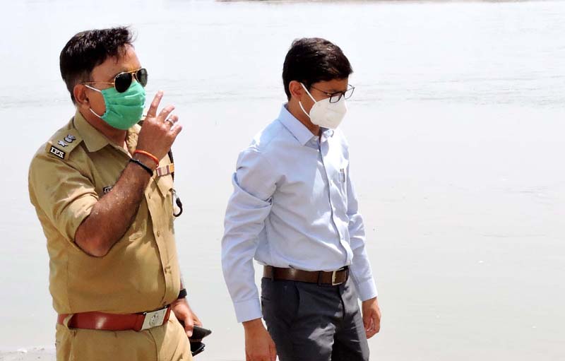 बाहर से आये हुए व्यक्ति की जानकारी तत्काल स्वास्थ्य विभाग को दे: डीएम, बदायूं