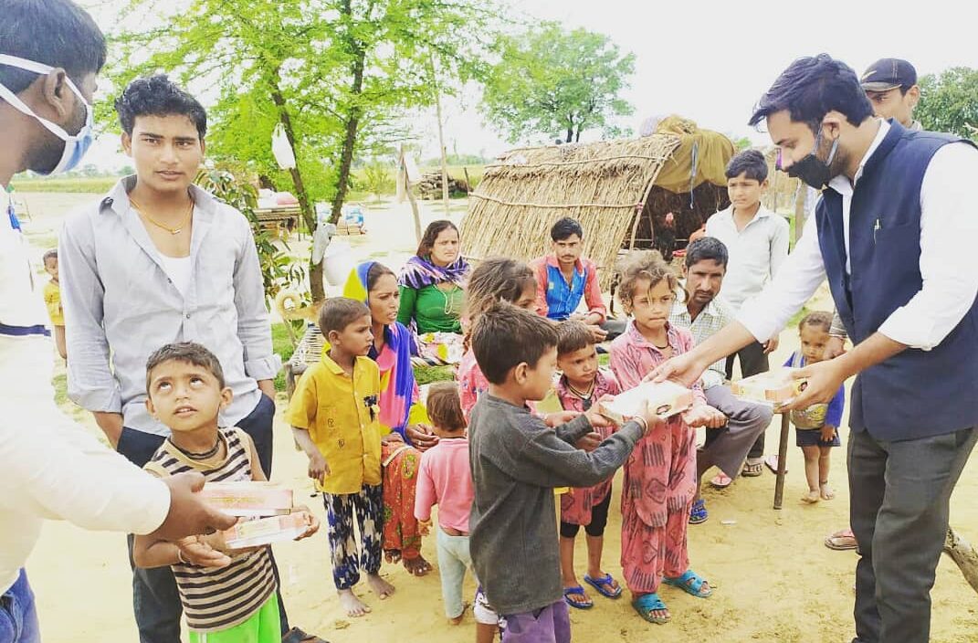 लॉकडाउन में छात्र नेता ने लिया गरीबो को भोजन खिलाने का जिम्मा