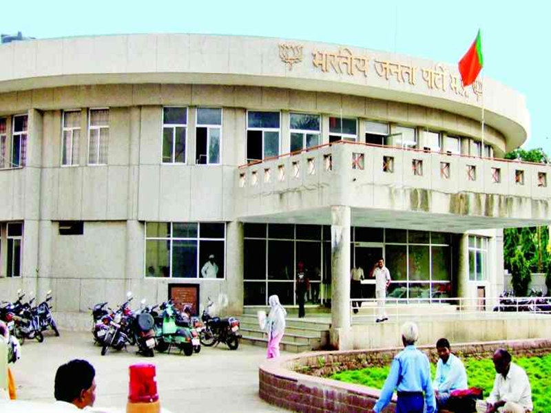 बीजेपी नेताओं के टिकिट काटकर कांग्रेस के बागियों को देने की आशंका पर उठापटक शुरू