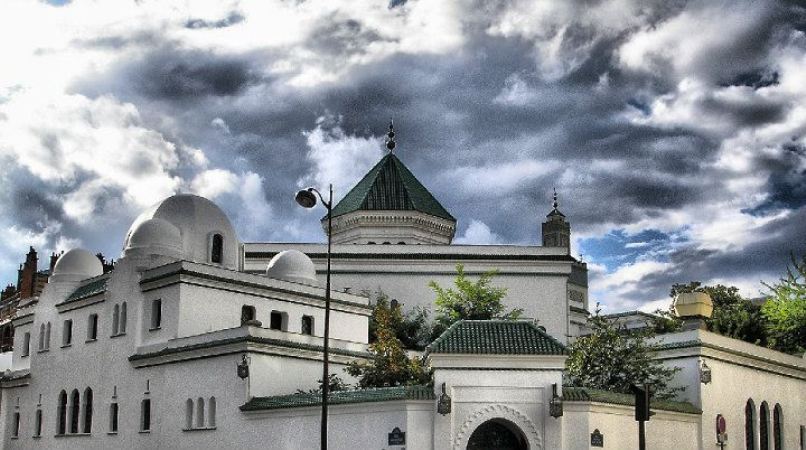 फ्रांस में कोरोना पर ब्रेक, धार्मिक स्थल खुले, सोशल डिस्टेंसिंग पर जोर