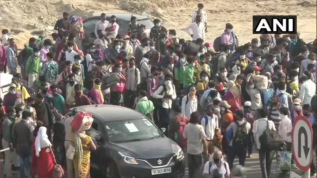 Breaking: दिल्ली-उत्तर प्रदेश बॉर्डर पर बड़ी तादाद में प्रवासी मज़दूर हुए जमा