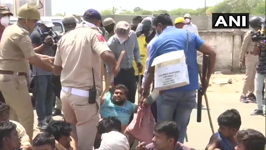 प्रवासी मजदूरों के सब्र का बाँध टूटा, पुलिस ने बरसाई लाठियां