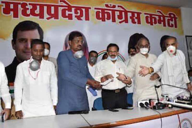 उपचुनाव से पहले बीजेपी को झटका, पूर्व सांसद ने थामा कांग्रेस का हाथ