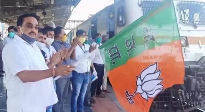 प्रवासी मजदूरों को ले जाने वाली ट्रेन को दिखाया गया बीजेपी का झंडा, अहमद पटेल से उठाये सवाल