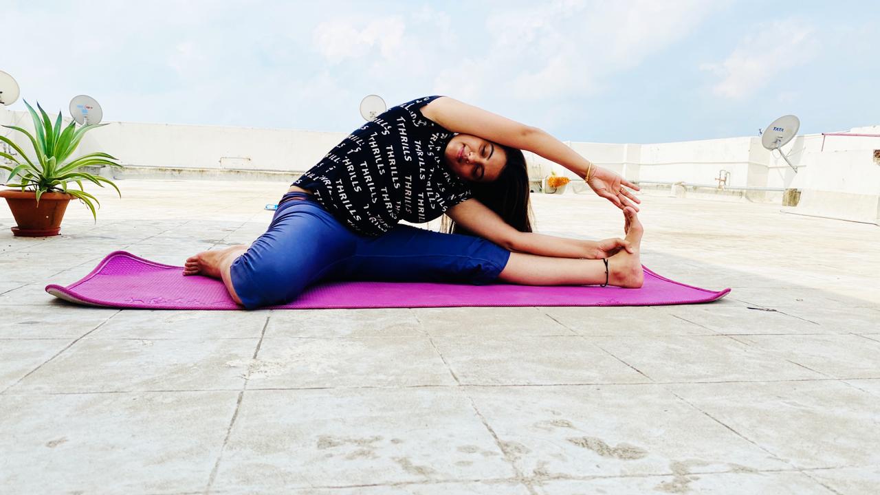 अंतर्राष्ट्रीय योग दिवस पर अभिनेत्री अक्षरा सिंह ने योग कर फैंस को दिया संदेश