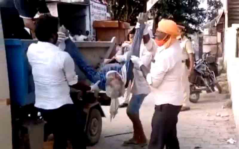 उत्तर प्रदेश: शव के साथ अमानवीयता, कूड़े की गाड़ी में उठाकर ले गए मृतक की लाश