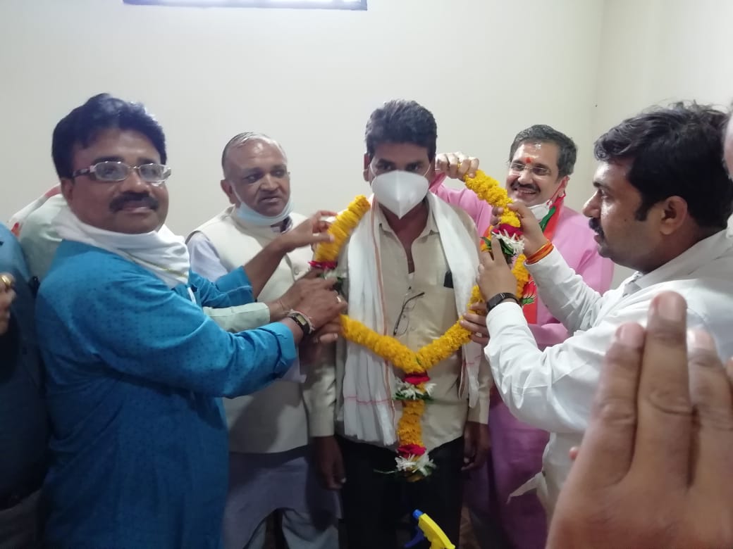 सोशल मीडिया पर वायरल हुआ निष्कासन का पत्र, तो पालिका सभापति ने थामा भाजपा का दामन